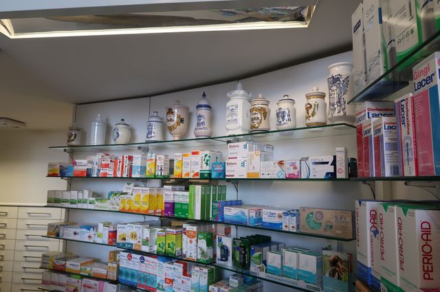Farmacia FARNESIO 29 Estanterías